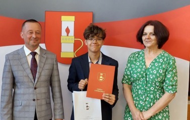 Nagrodzony uczeń w towarzystwie W&oacute;jta Gminy Chork&oacute;wka oraz dyrektor szkoły. 