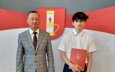 Nagrodzony uczeń w towarzystwie W&oacute;jta Gminy Chork&oacute;wka