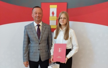 Nagrodzona uczennica w towarzystwie W&oacute;jta Gminy Chork&oacute;wka. 