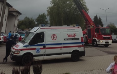 Zdjęcie karetki pogotowia-opieka medyczna podczas pikniku 