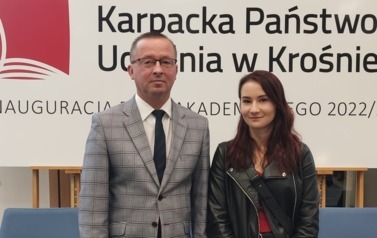 Zdjęcie w&oacute;jta i wyr&oacute;żnionej studentki. 