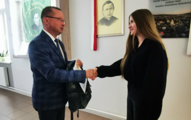 Wręczenie nagr&oacute;d uczniom, kt&oacute;rzy zdobyli nagrody. 