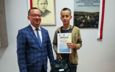 Wręczenie nagr&oacute;d uczniom, kt&oacute;rzy zdobyli nagrody. 