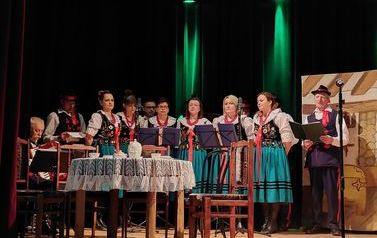 Program artystyczny  w wykonaniu Zespołu Śpiewaczego Chorkowianie . Zesp&oacute;ł ubrany w tradycyjne stroje ludowe. 