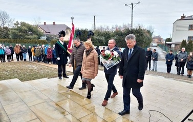 Złożenie kwiat&oacute;w przy obelisku w Chork&oacute;wce upamiętniającym Ignacego Łukasiewicza. Biało- czerwone kwiaty skałdają przedstawiciele władzy zar&oacute;wno na szczeblu państwowym jak i lokalnym.  