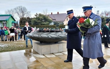 a. Złożenie kwiat&oacute;w przy obelisku I. Łukasiewicza w Chork&oacute;wce (26)