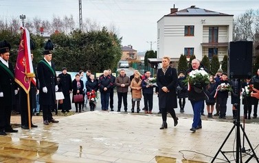 Złożenie kwiat&oacute;w przy obelisku w Chork&oacute;wce upamiętniającym Ignacego Łukasiewicza. Biało- czerwone kwiaty skałdają przedstawiciele władzy zar&oacute;wno na szczeblu państwowym jak i lokalnym.  