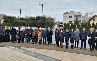 Złożenie kwiat&oacute;w przy obelisku w Chork&oacute;wce upamiętniającym Ignacego Łukasiewicza. Biało- czerwone kwiaty skałdają przedstawiciele władzy zar&oacute;wno na szczeblu państwowym jak i lokalnym.  