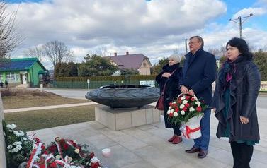 a. Złożenie kwiat&oacute;w przy obelisku I. Łukasiewicza w Chork&oacute;wce (14)