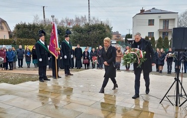 Złożenie kwiat&oacute;w przy obelisku w Chork&oacute;wce upamiętniającym Ignacego Łukasiewicza. Biało- czerwone kwiaty skałdają przedstawiciele władzy zar&oacute;wno na szczeblu państwowym jak i lokalnym.  