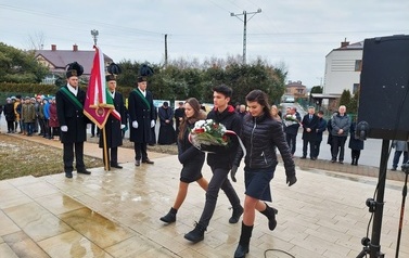 Złożenie kwiat&oacute;w przy obelisku w Chork&oacute;wce upamiętniającym Ignacego Łukasiewicza. Biało- czerwone kwiaty skałdają przedstawiciele władzy zar&oacute;wno na szczeblu państwowym jak i lokalnym.  