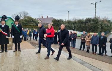 Złożenie kwiat&oacute;w przy obelisku w Chork&oacute;wce upamiętniającym Ignacego Łukasiewicza. Biało- czerwone kwiaty skałdają przedstawiciele władzy zar&oacute;wno na szczeblu państwowym jak i lokalnym.  