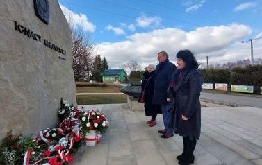 Złożenie kwiat&oacute;w przy obelisku w Chork&oacute;wce upamiętniającym Ignacego Łukasiewicza. Biało- czerwone kwiaty skałdają przedstawiciele władzy zar&oacute;wno na szczeblu państwowym jak i lokalnym.  