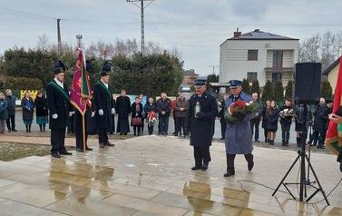Złożenie kwiat&oacute;w przy obelisku w Chork&oacute;wce upamiętniającym Ignacego Łukasiewicza. Biało- czerwone kwiaty skałdają przedstawiciele władzy zar&oacute;wno na szczeblu państwowym jak i lokalnym.  Kwiaty składają przedstawiciele policji oraz starzy pożarnej. 