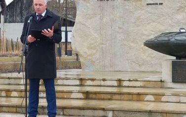Przem&oacute;wienie dyrektora Mirosława Guzika przy obelisku upamiętniającym postać Ignacego Łukasiewicza. 
