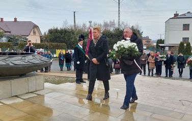 Złożenie kwiat&oacute;w przy obelisku w Chork&oacute;wce upamiętniającym Ignacego Łukasiewicza. Biało- czerwone kwiaty skałdają przedstawiciele władzy zar&oacute;wno na szczeblu państwowym jak i lokalnym.  