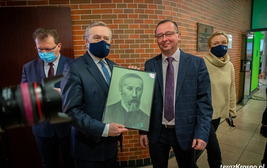 W&oacute;jt Grzegorz Wegrzynowski oraz Poseł Piotr Gliński pozują do zdjęć z portretem I. Łukasiewicza. 