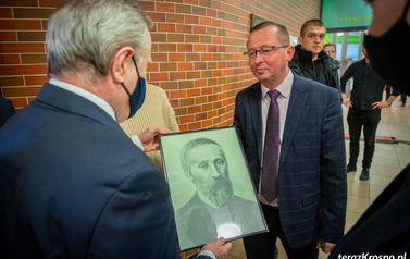 W&oacute;jt Grzegorz Węgrzynowski wręcza Posłowi Piotrowi Glińskiemu portret I. Łukasiewicza 