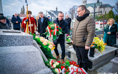 Tomasz Tłuściak zastępca W&oacute;jta Gminy Chork&oacute;wka przy grobie I. Łukasiewicza w Zręcinie 