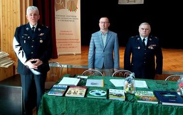 Przedstawiciele Straży Pożarnej. Trzech mężczyzn w umundurowaniu oraz w&oacute;jt gminy Chork&oacute;wka przy stole prezydialnym.  