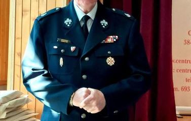 Prezes Zarządu Oddziału Gminnego ZOSP RP w Chork&oacute;wce druh Kazimierz Gładysz w mundurze służbowym 