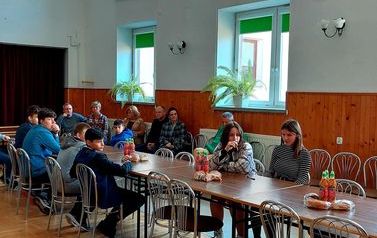 Na zdjęciu widoczna młodzież biorąca udział w Turnieju Wiedzy Pożarniczej. Młodzież siedzi przy stolikach. 