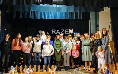 4.	Scena, a na niej uczennicy i organizatorzy koncertu &bdquo;Razem z Wami&rdquo;. Wśr&oacute;d os&oacute;b na scenie artystki z Charkowa, kt&oacute;re zaśpiewały dla publiczności piosenki ukraińskie. 
