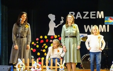 7.	Mieszkanki Ukrainy, kt&oacute;re w tej chwili przebywają w schronisku młodzieżowym w B&oacute;brce przemawiają podczas koncertu. 