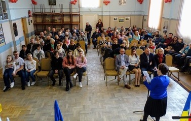 2.	Zdjęcie gości, kt&oacute;rzy wzięli udział w koncercie &bdquo;Razem z Wami&rdquo;- koncert artystek z Ukrainy. Koncert odbył się w Sali Domu Ludowego w B&oacute;brce. 
