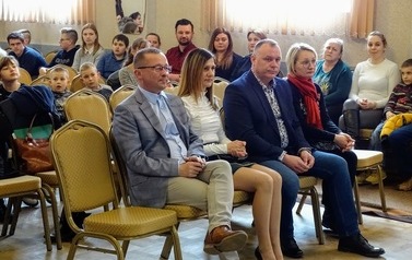 5.	W&oacute;jt Gminy Chork&oacute;wka Grzegorz Węgrzynowski z żoną Edytą Węgrzynowską oraz Piotr Kozubal Radny Rady Gminy Chork&oacute;wka wraz z żoną Katarzyną Kozubal.