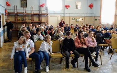 2.	Zdjęcie gości, kt&oacute;rzy wzięli udział w koncercie &bdquo;Razem z Wami&rdquo;- koncert artystek z Ukrainy. Koncert odbył się w Sali Domu Ludowego w B&oacute;brce. 