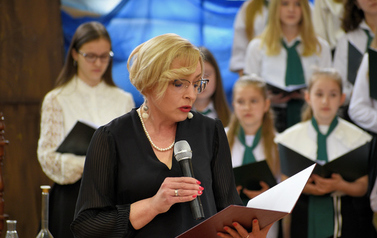 Pani Dyrektor szkoły przemawia podczas uroczystości. 