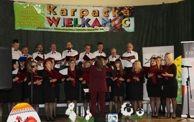 Ch&oacute;r mieszany Legato podczas występu na scenie. 