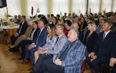 Stoły wielkanocne przygotowane przez panie z K&oacute;ł Gospodyń Wiejskich. Na stołach tradycyjne wielkanocne potrawy. 