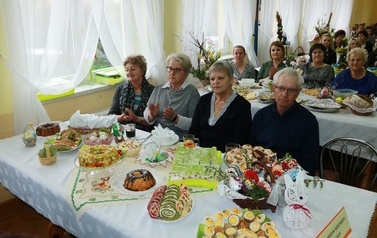 Stoły wielkanocne przygotowane przez panie z K&oacute;ł Gospodyń Wiejskich. Na stołach tradycyjne wielkanocne potrawy. 