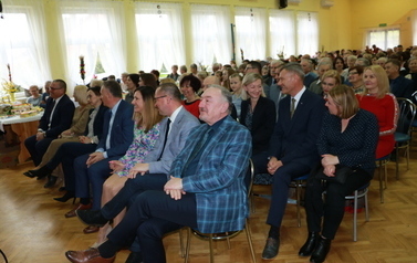 Widownia zgromadzona w Domu Ludowym w Kobylanach, gdzie odbywała się Karpacka Wielkanoc  