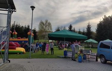 Widok na Kompleks Boisk Sportowych gdzie odbywa się maj&oacute;wka. 