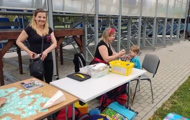 Przygotowywanie stoisk, kt&oacute;re będą obsługiwać maj&oacute;wkę. 