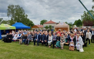Widownia VI Przeglądu Pieśni Maryjnych i Pielgrzymkowych w B&oacute;brce. 