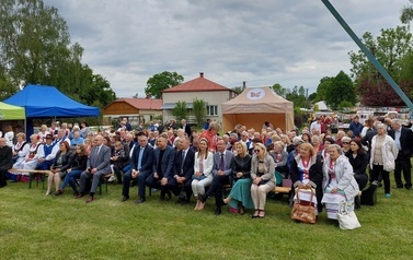 Widownia VI Przeglądu Pieśni Maryjnych i Pielgrzymkowych w B&oacute;brce. 