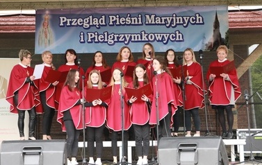 Schola kobieca w czerownych strojach. 