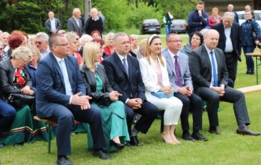 Widownia VI Przeglądu Pieśni Maryjnych i Pielgrzymkowych w B&oacute;brce. 
