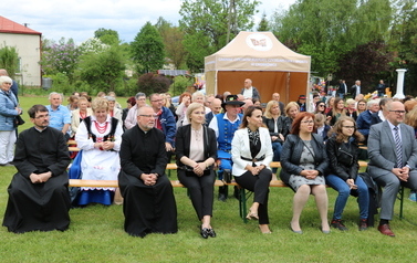Widownia VI Przeglądu Pieśni Maryjnych i Pielgrzymkowych w B&oacute;brce. 