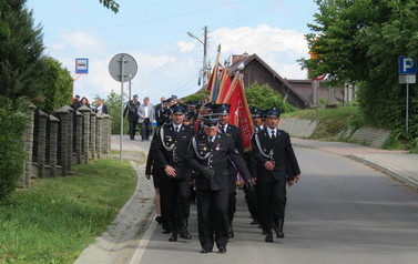Przemarsz druh&oacute;w z OSP gminnych podczas z obchod&oacute;w dnia strażaka 