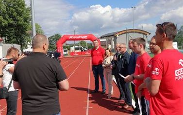 Na zdjęciu widoczni organizatorzy Spartakiady w czerwonych firmowych koszulkach