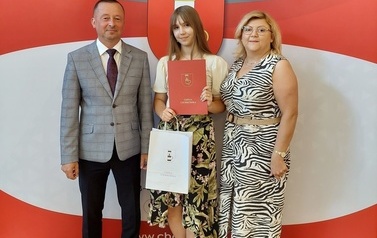 Nagrodzona uczennica w towarzystwie W&oacute;jta Gminy Chork&oacute;wka oraz dyrektor szkoły.  