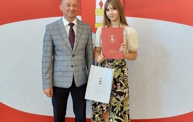 Nagrodzona uczennica w towarzystwie W&oacute;jta Gminy Chork&oacute;wka. 