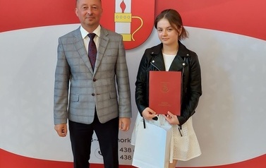 Nagrodzona uczennica w towarzystwie W&oacute;jta Gminy Chork&oacute;wka. 