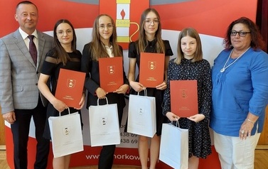 Nagrodzeni uczniowie oraz dyrektor szkoły a także w&oacute;jt 