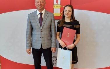 Nagrodzona uczennica w towarzystwie W&oacute;jta Gminy Chork&oacute;wka. 